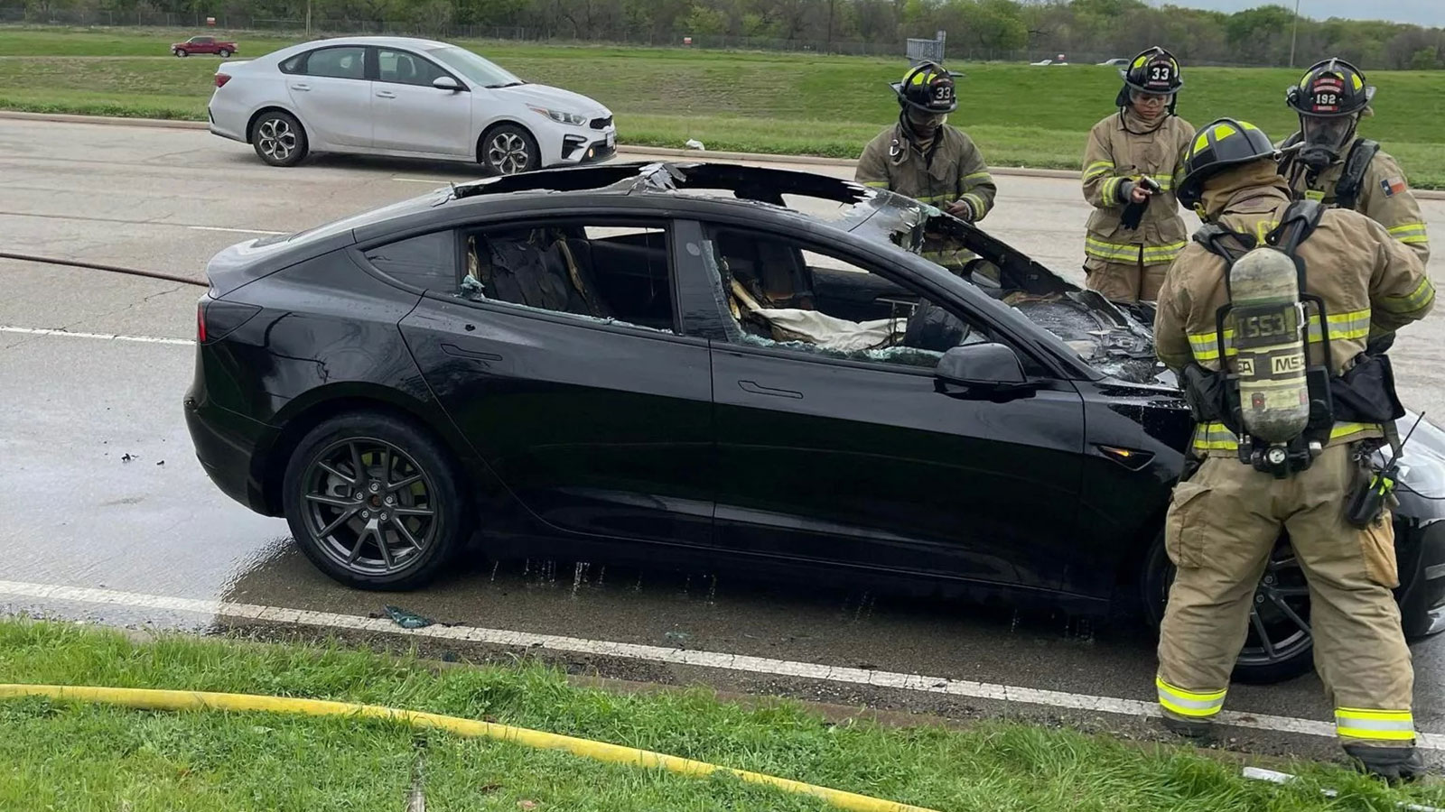 Tesla Model 3 πήρε φωτιά από μέσα και «καρβούνιασε»